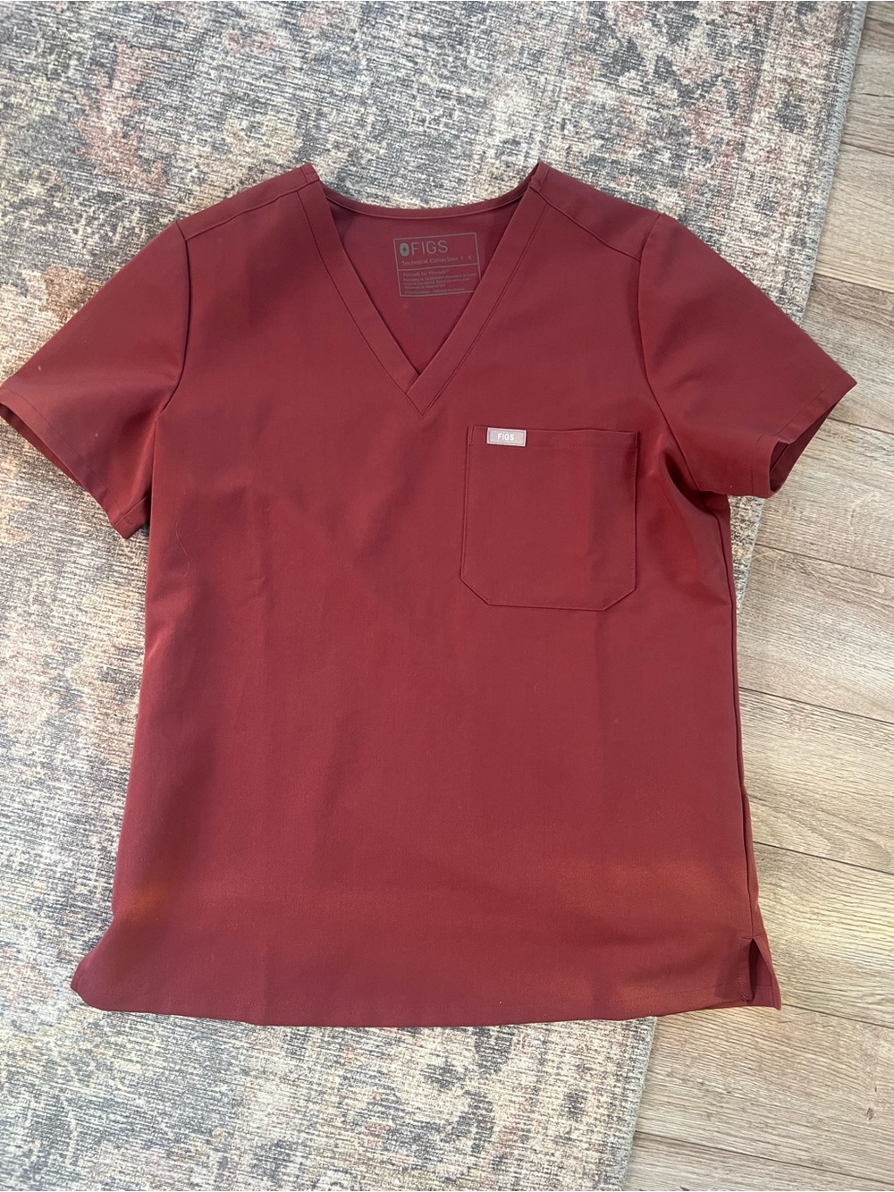 Catarina dark cherry figs, scrub top, like new size small